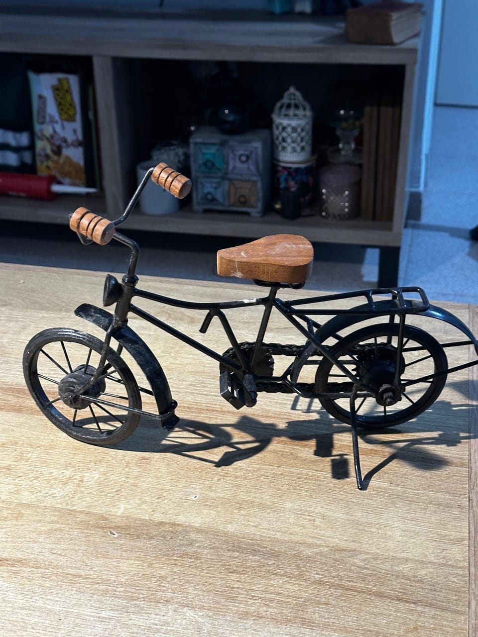 Bicicleta decorativa de metal con detalles en madera