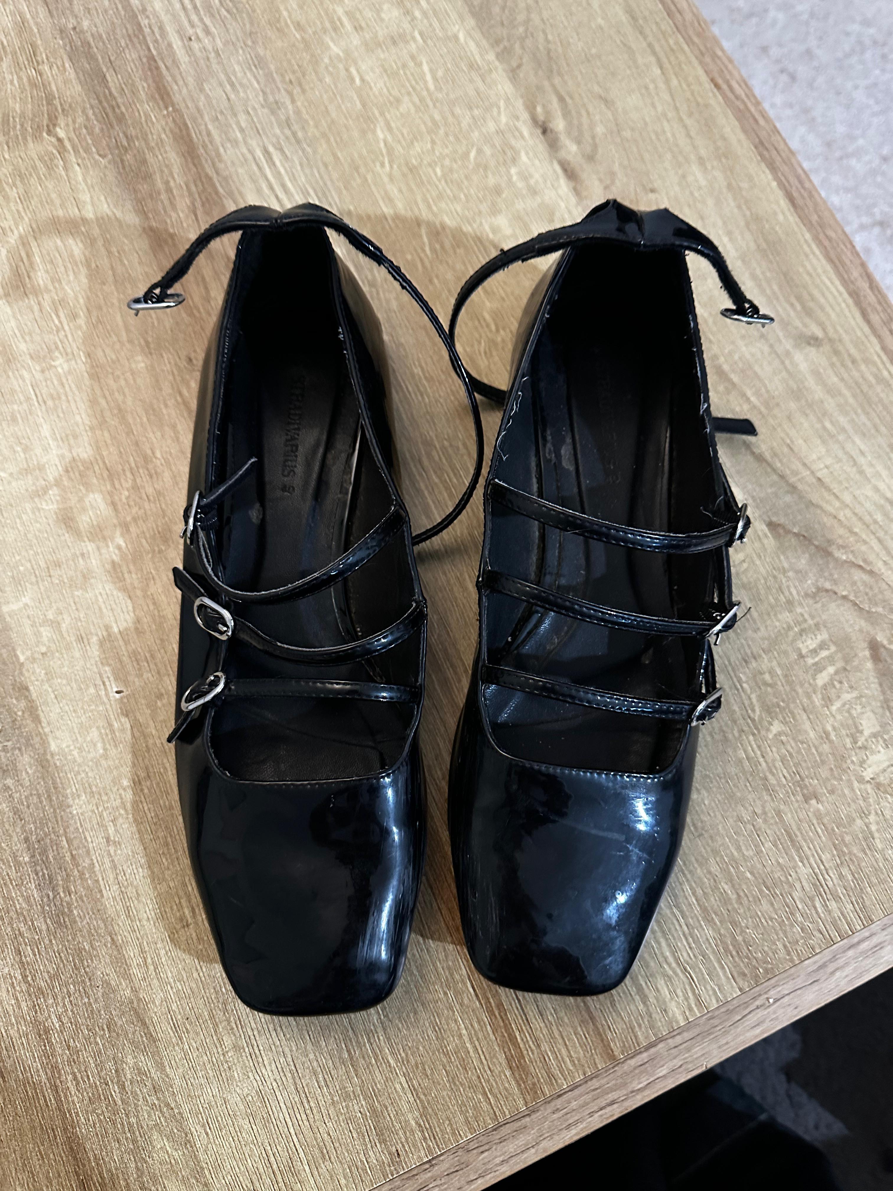 Zapatos de charol negros con tiras