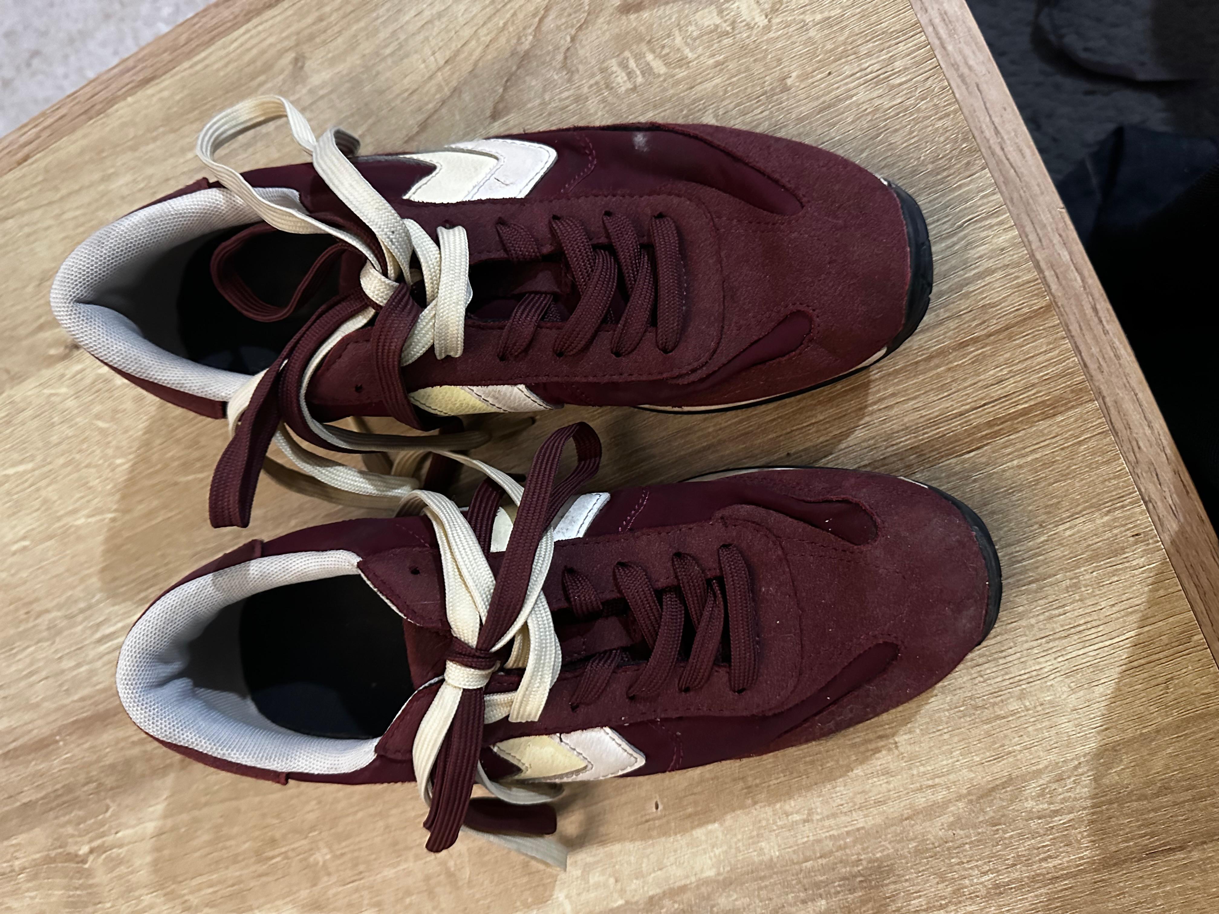 Zapatillas deportivas burdeos con detalles en blanco