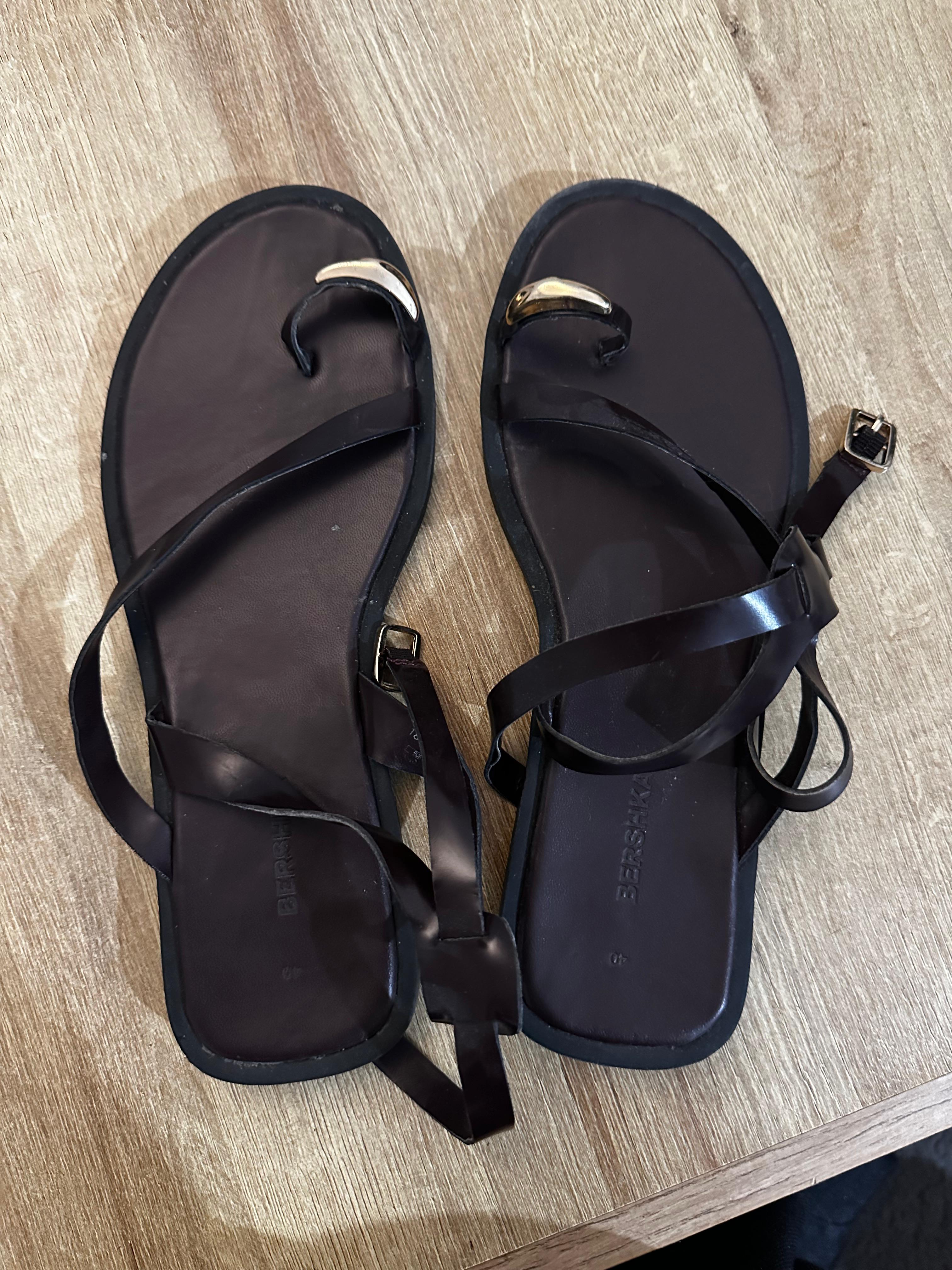 Sandalias de mujer Bershka con detalle dorado